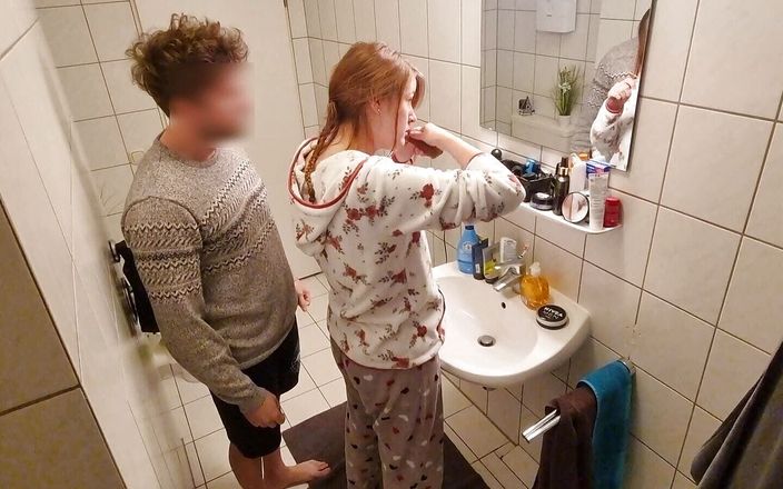 Violeta secrets: Stiefzus wordt hard in haar kont geneukt in de badkamer...