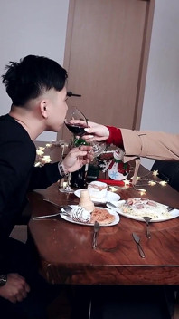 Baculatá japonská dívka šuká na chrismovém stole