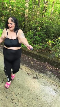 Mami fickt nicht noch einen schwanz im wald, den ich verspreche, gut zu sein