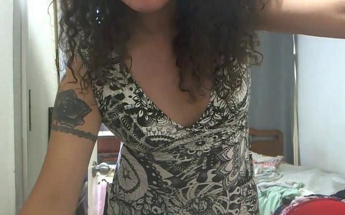 Nikki Montero: Visar upp min nya klänning på en webbkamera