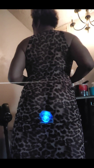 KNKY Bee: Seni bilmem ama götümün içeriden aydınlatılmış olduğunu görmeye bayılıyorum