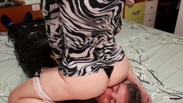 goddess82: 가만히 있어! 내 맛있는 둥근 엉덩이를 위해 고통을 겪어야해!