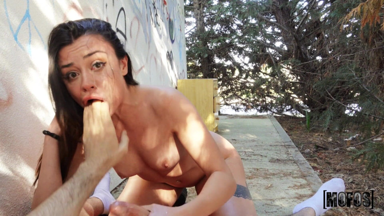 MOFOS: Mofos - minyon Martina Smeraldi parkta sert sikiliyor