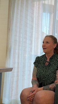 Bohatá, domýšlivá milfka přinucena sát a šukat pro svou nevlastní dceru
