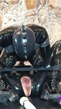 彼女は縛られ、オーガズムに達し、口の中で犯される!