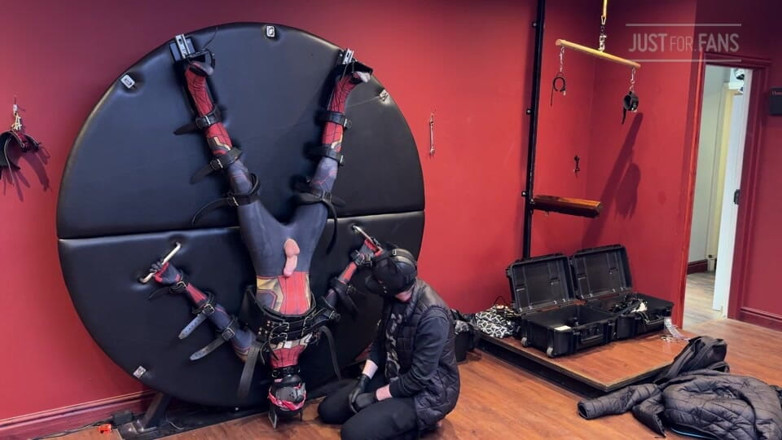 Inmate Cody and SubEdgeX: Pup-twink als Spinnenmann gekleidet an das bondagerad geschnallt und abgemolken