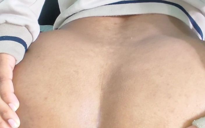 Brunnete Sofi: 友人の継母は、試験前に彼女の穴でリラックスさせてくれます