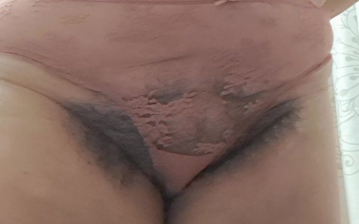 Mommy big hairy pussy: 継母が彼のために彼女の毛深い猫を見せるパンティーを着ている