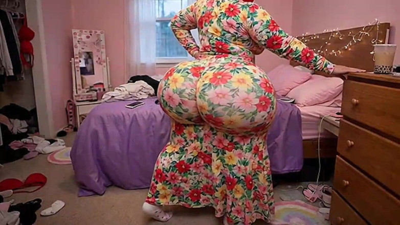 Animate golden: Big Ass Girl in Floral Dress Twerking Seductively for Her...