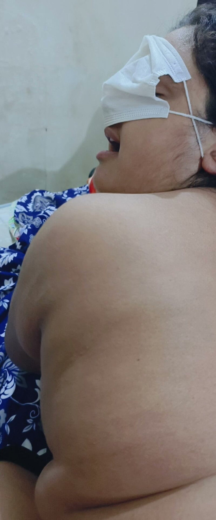 Zarakhan887: Awek hamba dipukul pada pantatnya oleh kawannya.