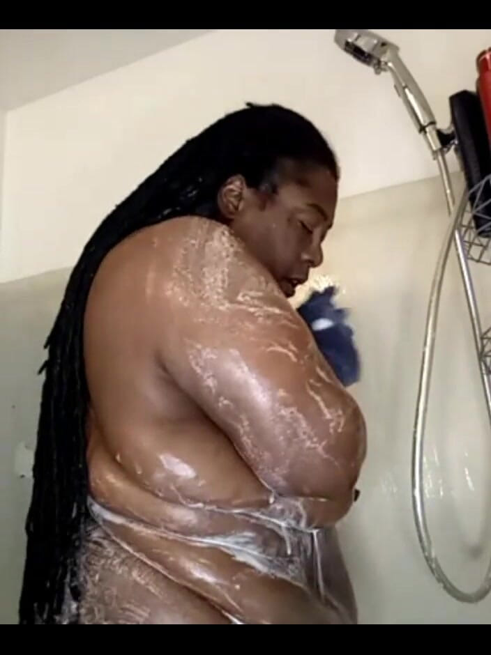 His Queen Suga: Šel živě po dobu minuty ..