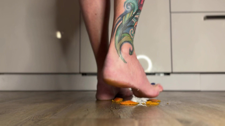 NaomiPerv: Naomiperv schiaccia e calpesta il cibo con i suoi tacchi...