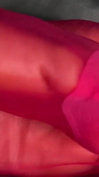 Pink foxx rimuove le calze rosa
