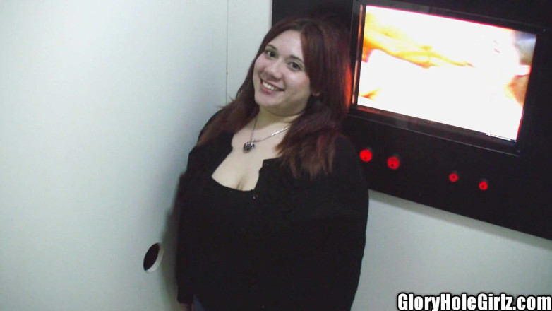 Glory Hole Girlz: Une petite salope latina à gros nichons suce des bites dans...