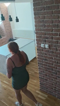 Procace donna d'affari picca sul tavolo della cucina