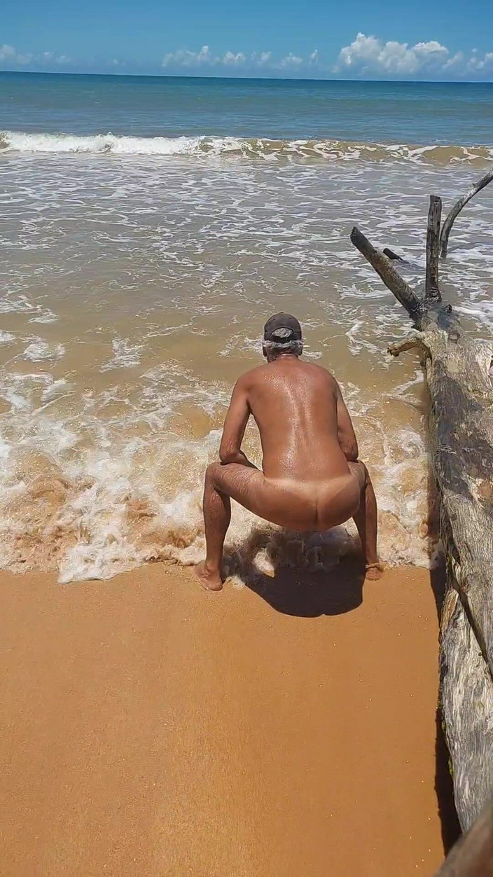 Ladysilvas: Nahá Ladysilva na pláži předvádí svůj opálený sexy zadek se...