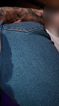 热辣的纹身小妞一边做爱一边潮吹