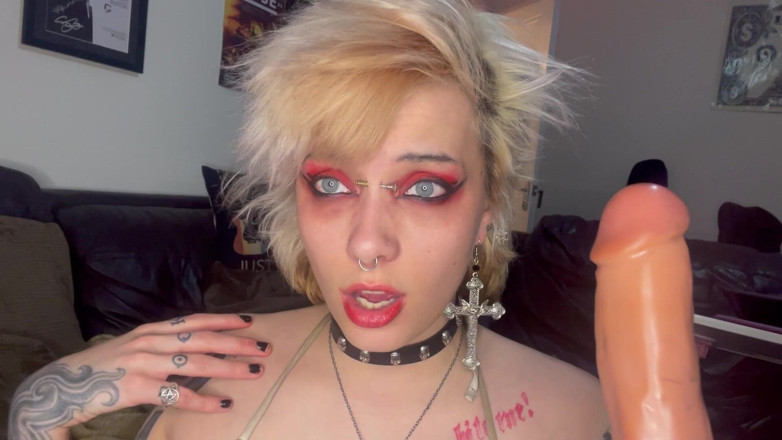 Glitterqueen1999: College-mädchen schneidet deinen schwanz ab und isst es - Sph und...