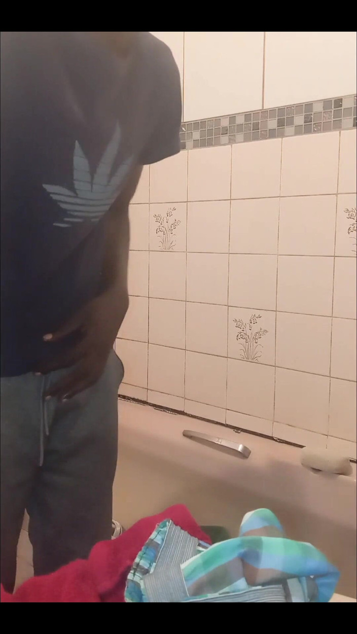 Black Bongs: Мужчина в ванне