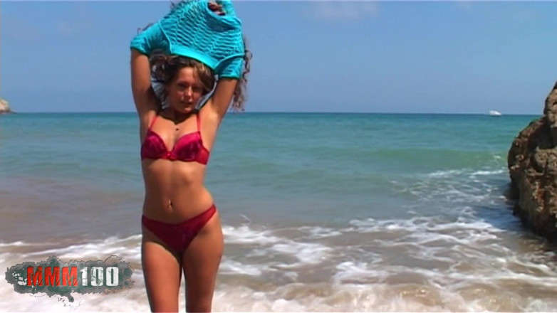 MMM100 Solo: Vayana sexy brünette Vayana strippt am strand