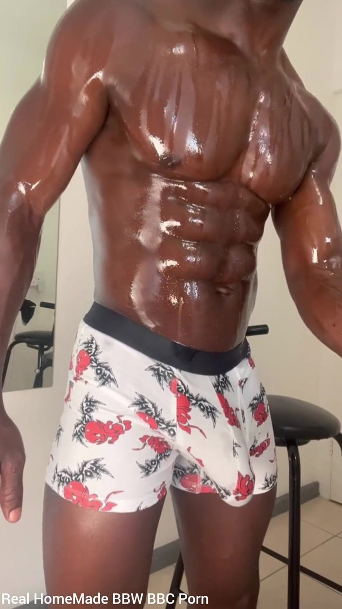 Big black cock BBCee: Retorciendo mis pezones acariciando mi polla, mis boxers corrida masiva