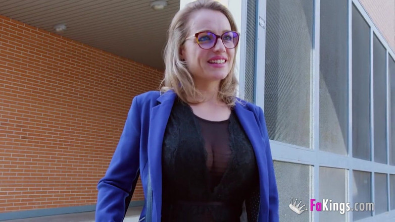FAKings: Uimitoarea mami divorțată știe că există o șansă pentru ea și sânii ei...