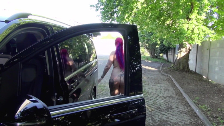 Pornstars fucking Japan Style: Pulchna różowa laska rucha się w samochodzie i na zewnątrz