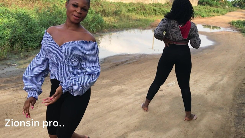 Zion: Amante Lesbiana Africana Juega Al Aire Libre
