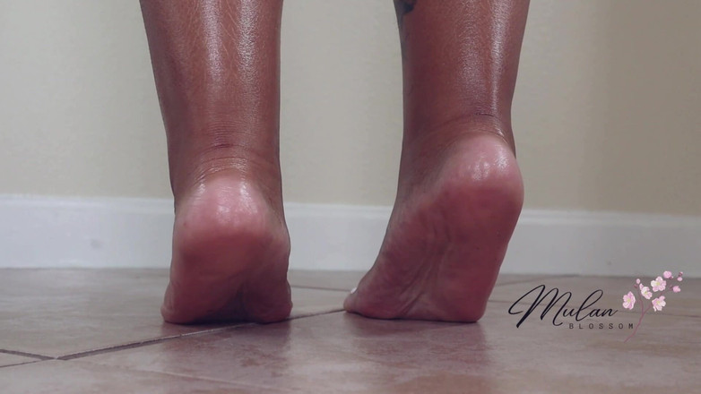 Mulan Blossom: Босая маслянистая соблазняет маслом