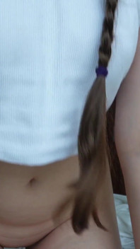 Söt tjej stönar högt medan hon kommer på sin vibrator