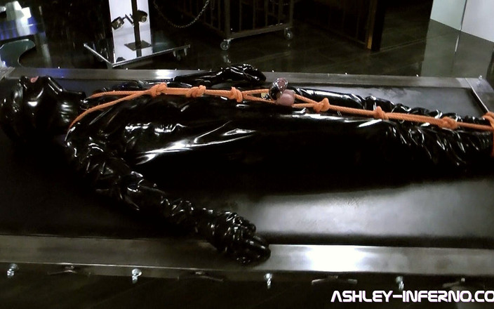 Lady Ashley: 緊縛に縛られ、人間のトイレとして利用される パート1