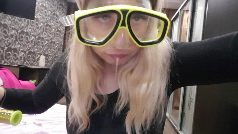 LarisaCum: Я играю с трубкой и сосу ее глубоко XXX