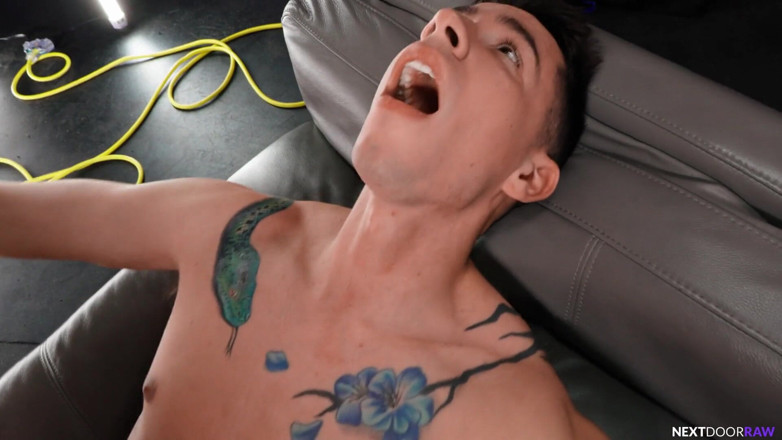 Next Door Studios: NextDoorRaw - Pancutan muka setiap satu untuk si jalang kecil yang...