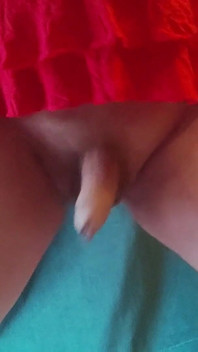Muevo mi polla pequeña y me muerdo el culo