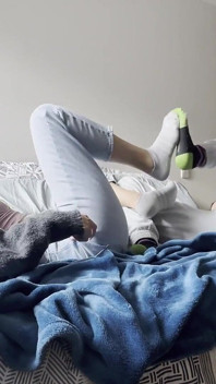 La voisine et moi jouons à la lutte avec les pieds, aux chatouilles et au écrasement