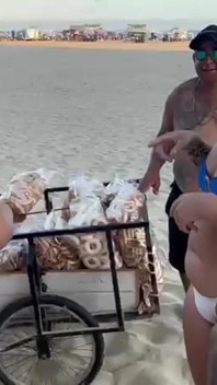 Penjual pantai dalam bungkusan masin memakan dua gadis panas itu sebagai pertukaran ditinggalkan gembira