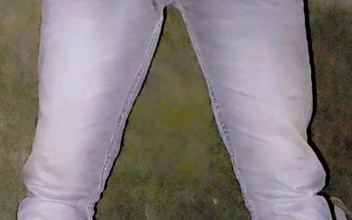 Sissy Bisexual: Gefeminiseerd mietje buitenshuis pissend compilatie