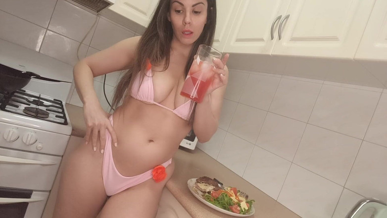 annikarain: Non dovresti mostrare alla matrigna il tuo grosso cazzo