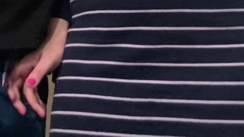 Niki studio: Memek tante seksi ini di-fingering di transportasi umum tanpa celana...