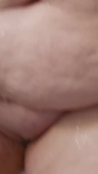 BBWはシャワー中にすぐにオーガズムを感じます