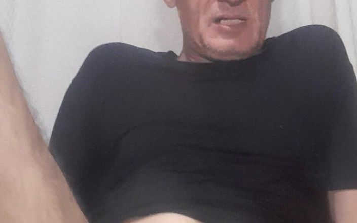 Big uncut hard cock: Un bărbat frumos în tricou și lenjerie intimă așteaptă să se dezbrace...