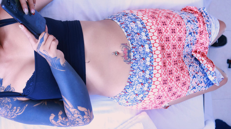 Ellie pink: Sexy holka Tattoed Nech mě ochutnat tu těsnou kundičku na...