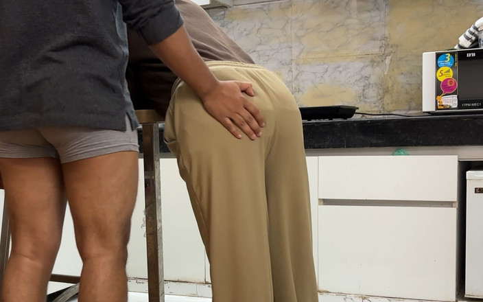 Sexxysangu: 부엌에서 친구의 발정난 마누라와 섹스