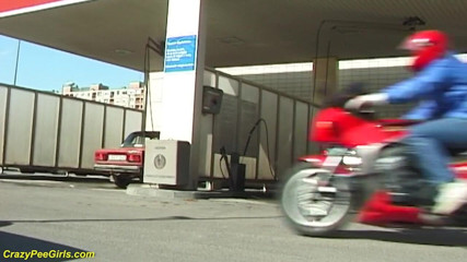 Crazy pee girls: Kencing luar di cuci kereta