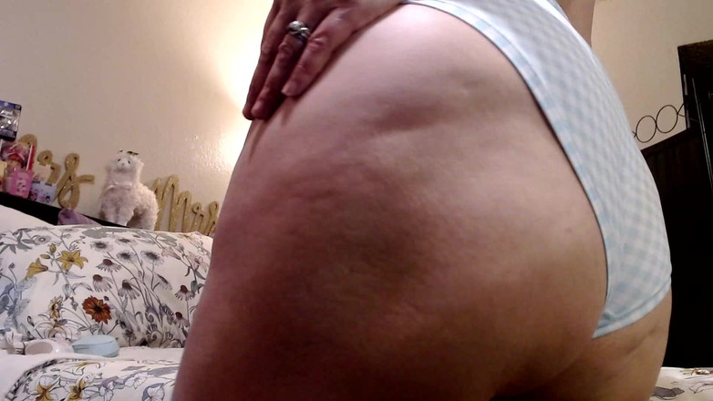 Abby Anna: Дупа трусиків тремтить