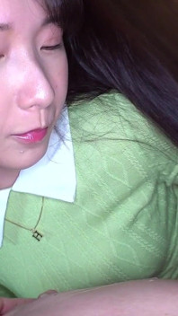 Elegante esposa. Una mirada y ella se vuelve completamente