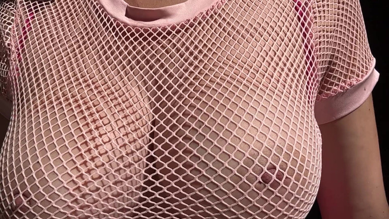 Artemisia Love: Итальянская милфа с большими сиськами Artemisia Love показывает свои возбужденные большие сиськи на улице и заставляет их подпрыгивать