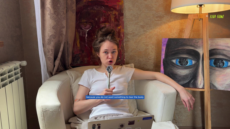Kira Stone: Privado de virginidad anal. ¿Cómo? ¿Cuándo? ¿Cómo te sientes? ¿Un pepino en el culo?