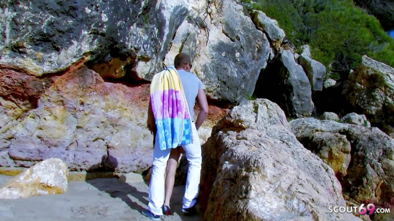 Full porn collection: Сексуальна худа тінка Мілкі відтрахана в дупу зведеним братом на пляжі з презервативом