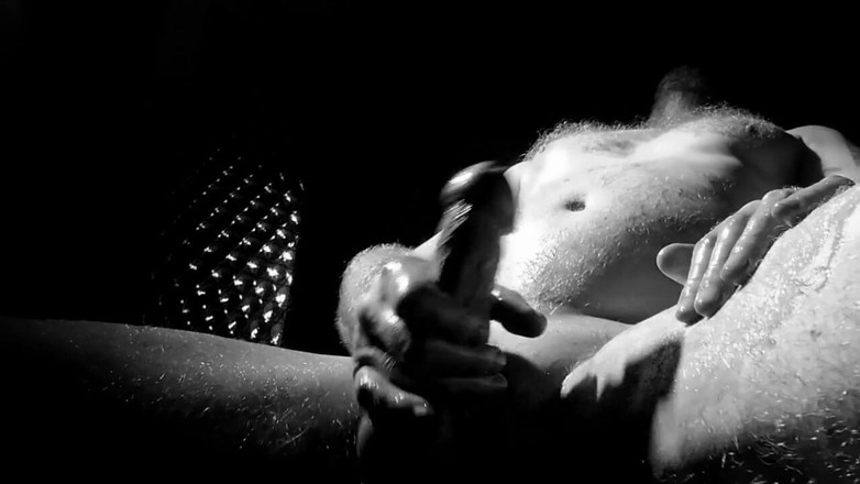 Kane Santiago: Masturbazione oleosa e sborra con 2 telecamere in bianco e nero